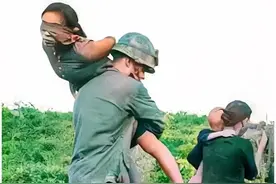越南女人蒙着双眼被一名美国大兵抗在肩上，女人的命运无人知晓图片