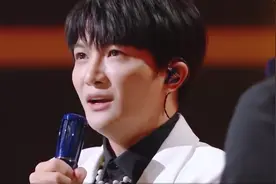 周深与GAI合唱《玫瑰少年》，周深唱哭了全场，就连弹幕都泪目图片