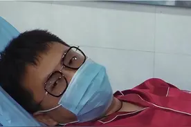 27岁男子3天无法排便，突然肚疼倒地不起，检查后妻子哭到发抖图片