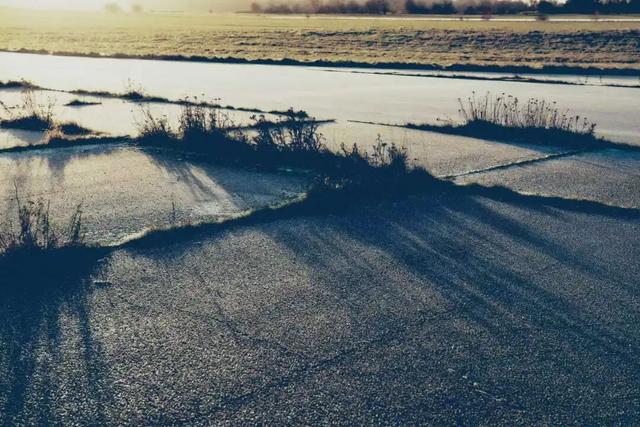 冬天跑步的年轻人	，在城市冒险中重新定义自己