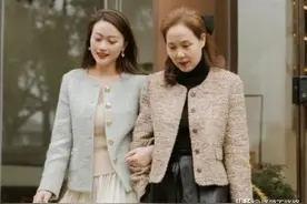 看了这位50+妈妈的打扮，我悟了：裙过膝+收腰遮腹，想不美都难图片