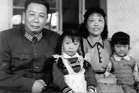 1968年，陈士榘边鼓掌边退，毛泽东却抓他的手往前拽：到我身边来图片