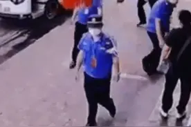 门口写作业，书桌被城管收走，九岁孩子瑟瑟发抖图片