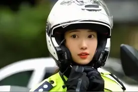 女交警人设崩塌，因颜值太高成为网红，却因为一个视频被网友嫌弃图片