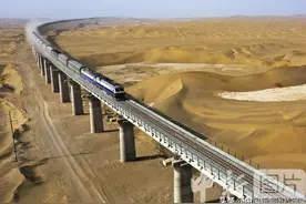 世界首条环沙漠铁路在新疆通车图片