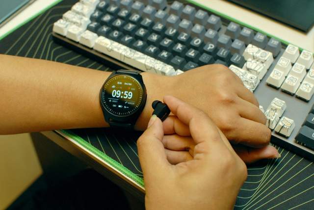 耳机手表二合一设计，智能手表新形态：Wearbuds watch X2