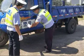 农用车载人拘留、罚款引热议！网友：农民干农活要一人一辆车？图片