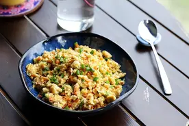 太香了！打豆浆剩的豆渣，加个鸡蛋炒一炒，儿子吃得停不下来图片