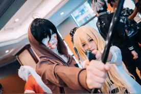 16岁“老师”在漫展拍照，穿着清凉坐姿优美，引起大量路人狂拍图片