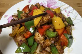 鸡腿剔除骨头，搭配三色柿椒一炒，滑嫩入味，色香味俱佳，超下饭图片