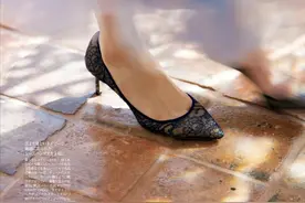 夏天的“鞋子”，凭什么穿得得体？讲究女人的套路，好绝啊图片