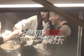 独家：黄子韬徐艺洋见家长吃火锅 全程亲密互动"点头杀"图片