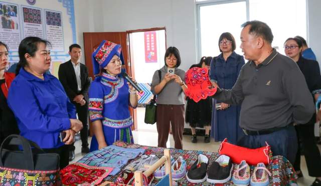 玉林市委统战部、广西三月三杂志社组织区内知名作家开展主题采风活动(图5)