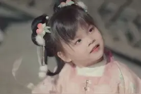 韩安冉带女儿外出烧烤，4岁小猪妹模样大变，蹲地上逗狗显邋遢图片