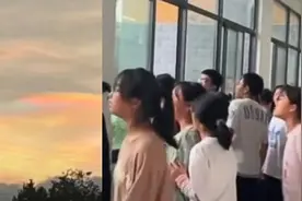 班主任突然冲进教室：停止晚读，出门看云图片