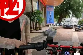 女子怀疑外卖小哥偷拍自己 摸口袋抢相机口吐芬芳 零度观点：别让情绪左右了行为图片