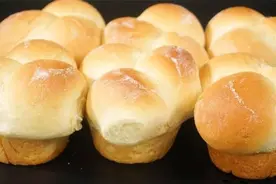 1碗面粉1袋牛奶，不用一滴水，教你做早餐面包，香甜松软真好吃图片