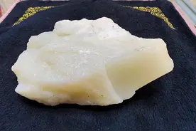 和田玉里的黑山料，价值为何如此贵重？图片