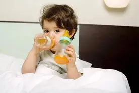 宝妈要注意：以下时间段最好不要给孩子喝水，容易脾虚积食图片