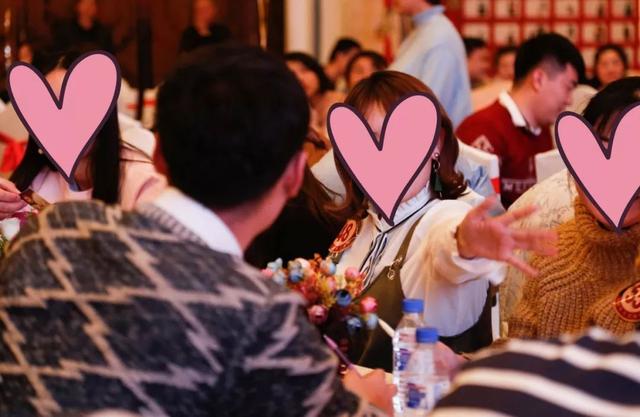 女网红和男子去新疆旅游，酒店里发生关系后，用力过猛女子腰折了