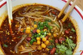 全国各地的米粉和米线，味道各不相同，有麻辣、酸辣和清淡口味的图片