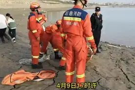 湖北十堰：女孩深陷泥潭，消防员“拔萝卜”紧急救援图片