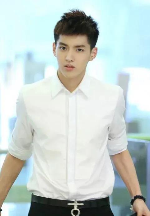 2005年,吴亦凡在广州市第七中学就读初三,期间担任篮球队队长,参加