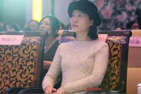 岁月不败美人，46岁的翁帆穿衣得体大方，比28岁的她更有气质图片