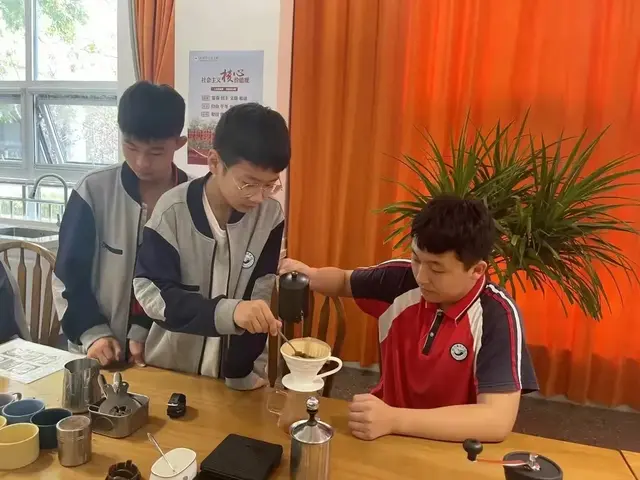 Ϋ´̨ѧУ̬ѧУƷʽ֮ḻʵĳл