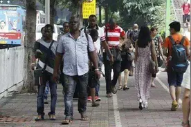 法国向华提出疑问：移民到中国的人也很多，为什么没有见到闹事的图片