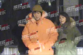 马思纯与男友秀恩爱，挽手回家疑同居，男方不戴口罩随地吐痰遭批图片
