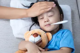 孩子发烧，可能是这5个原因造成的图片