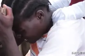非洲彪悍部落，男人八块腹肌徒手撕牛肉，女性的生产方式很特殊图片