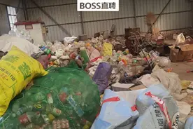 左手废品，右手钞票，他说日入万元不是梦图片