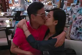 15岁女儿跟爸爸亲嘴，被爸爸强吻，父亲对女儿表达爱意要有边界感图片