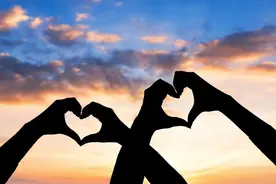 爱自己最好的方式：心宽、少虑、多笑图片