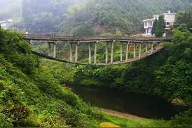 初中学历的工程师，造出悬空30年不倒的怪桥！桥倒着建究竟为何？图片