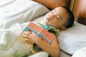 最新儿童睡眠时间表，很多孩子都没有睡对，家长却还不自知图片