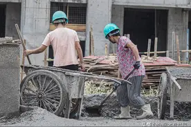 30多名农民工兄弟没拿到工钱，住进了他家，吃喝拉撒快一个月了图片