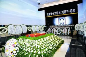 2022年刘思齐逝世，李敏李讷未到场，4个孩子哭成泪人，场面感人图片