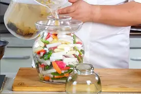 腌制四川泡菜有方法，掌握这几点，酸脆不生花，放一年都不会坏！图片