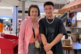 收视女王退圈4年罕曝近照！背200多元包打扮性感，身材发福认不出图片