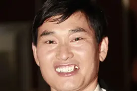 大衣哥买棺材，村民得寸进尺要拆房分钱，疑提前为自己留下棺材本图片
