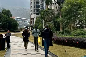 疑似20岁女儿曝光！香港知名老戏骨大晒合照，身材高挑且气质出众图片