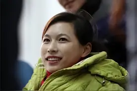 袖珍“镜面人”怀孕，肚子两指宽却顺利产子，2022年成抗疫志愿者图片