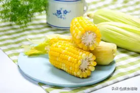 煮玉米时直接下锅煮是大错，今天教您正确方法，香甜水嫩超好吃！图片