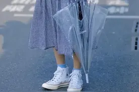 女人，是买一双贵的鞋子好，还是买一堆便宜的好？看完你就明白了图片