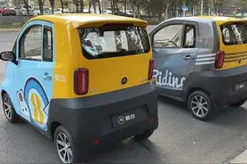 两款低速电动四轮车，车身小巧外观时尚，适合中老年人和女性代步图片