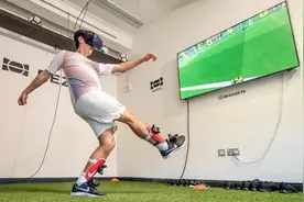 VR技术与足球：戴上这玩意儿，还能好好练球吗？图片