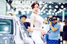 风情万种的美女车模，性感美照欣赏图片